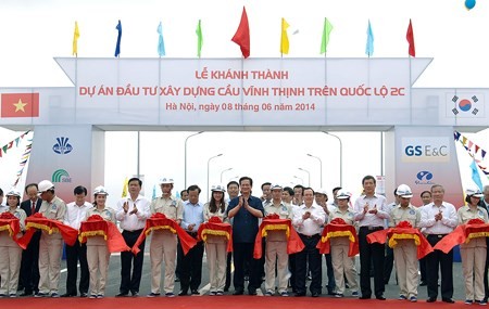 Premierminister Dung zu Gast bei der Inbetriebnahme der längsten Brücke über den Roten Fluss - ảnh 1